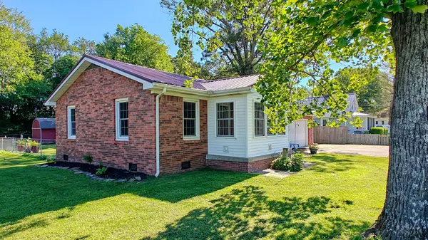 236 W Chestnut St, Puryear, TN 38251