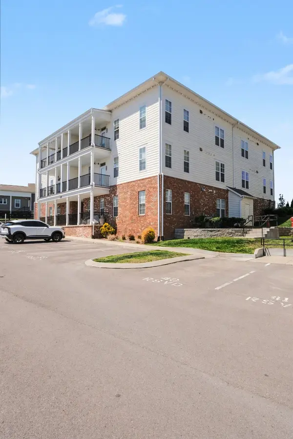 828 Goswell Dr #102, Nolensville, TN 37135