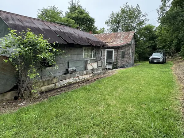202 Hill St, Erin, TN 37061