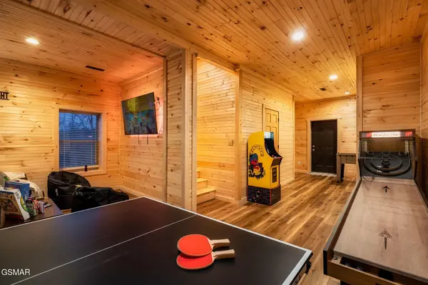 1208 Pine Top Lane, Gatlinburg, TN 37738