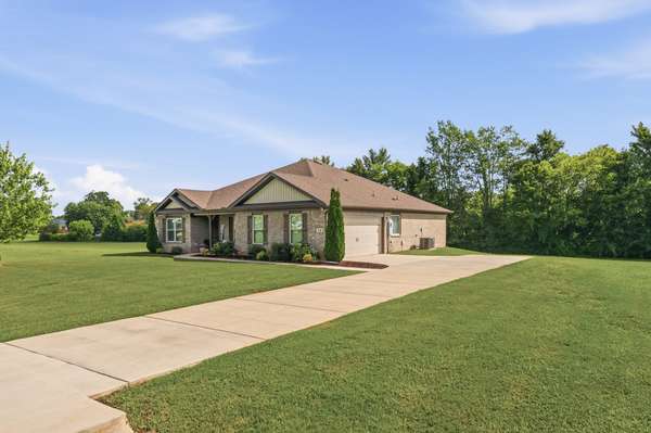14 Dewitt Dr, Fayetteville, TN 37334