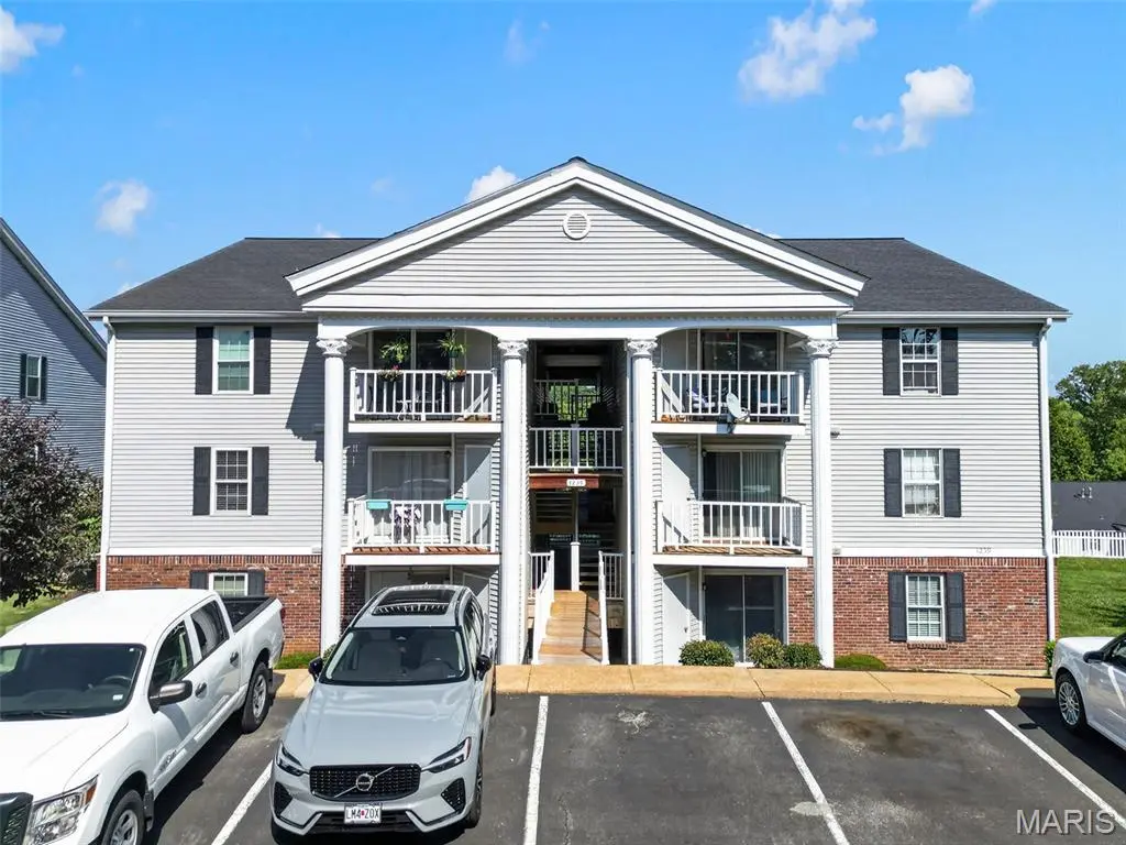 1239 Creve Coeur Crossing LN #D, Chesterfield, MO 63017