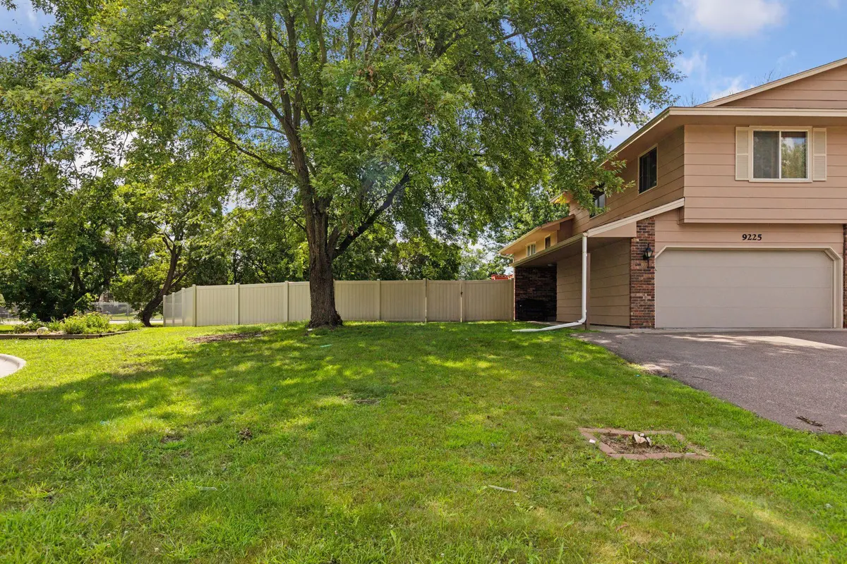 9225 29th AVE N, New Hope, MN 55427