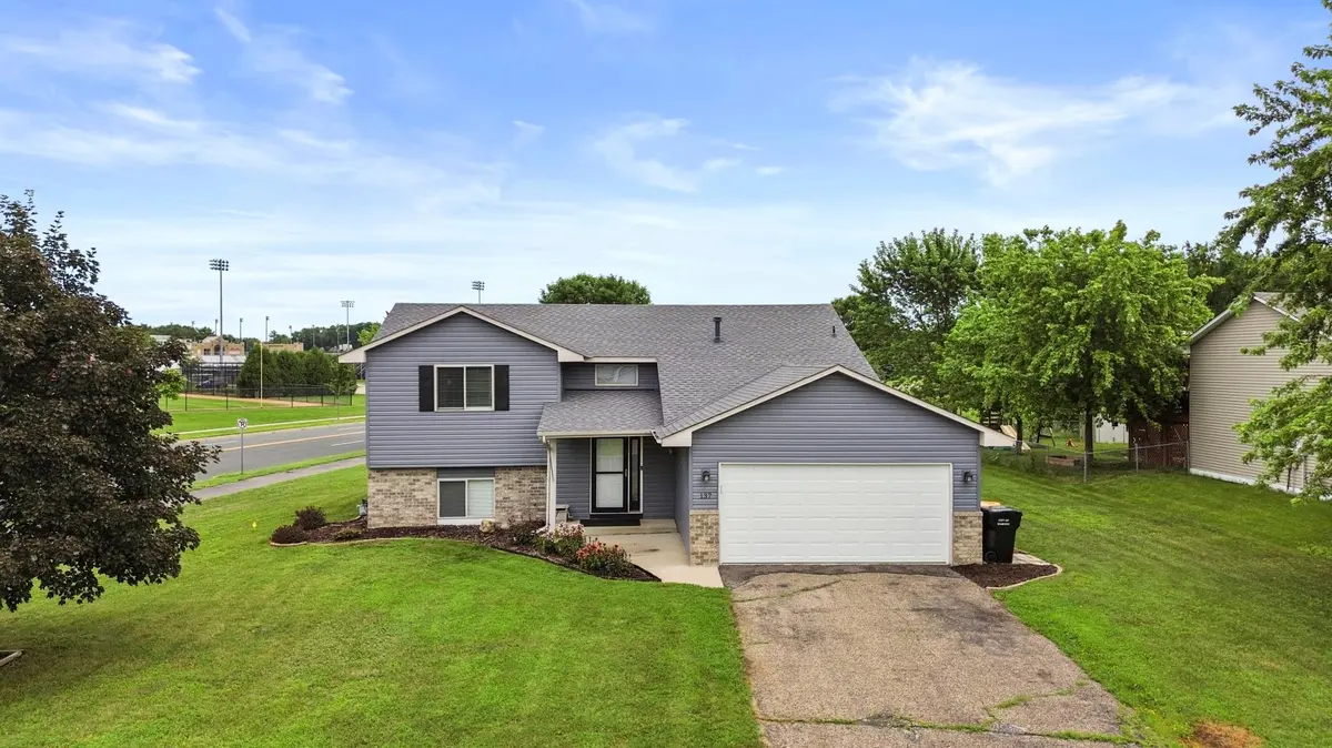 137 Hickory LN E, Shakopee, MN 55379
