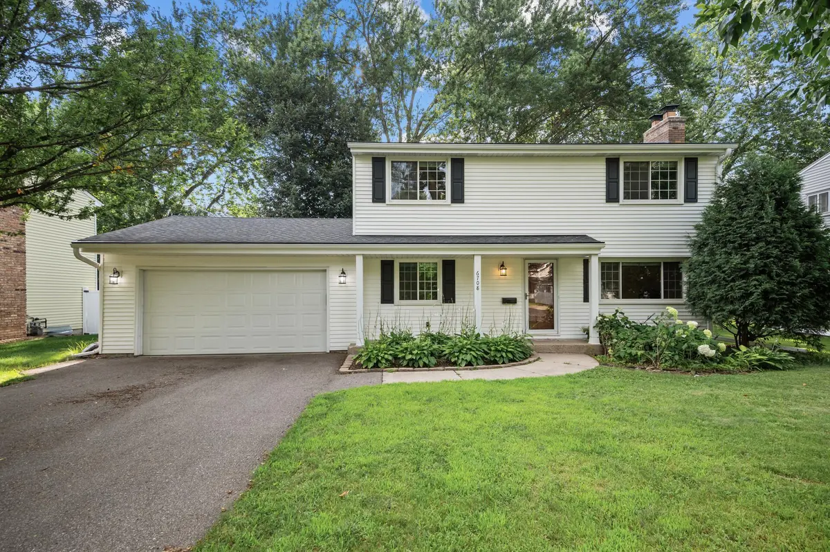 6708 Ridgeview DR, Edina, MN 55439