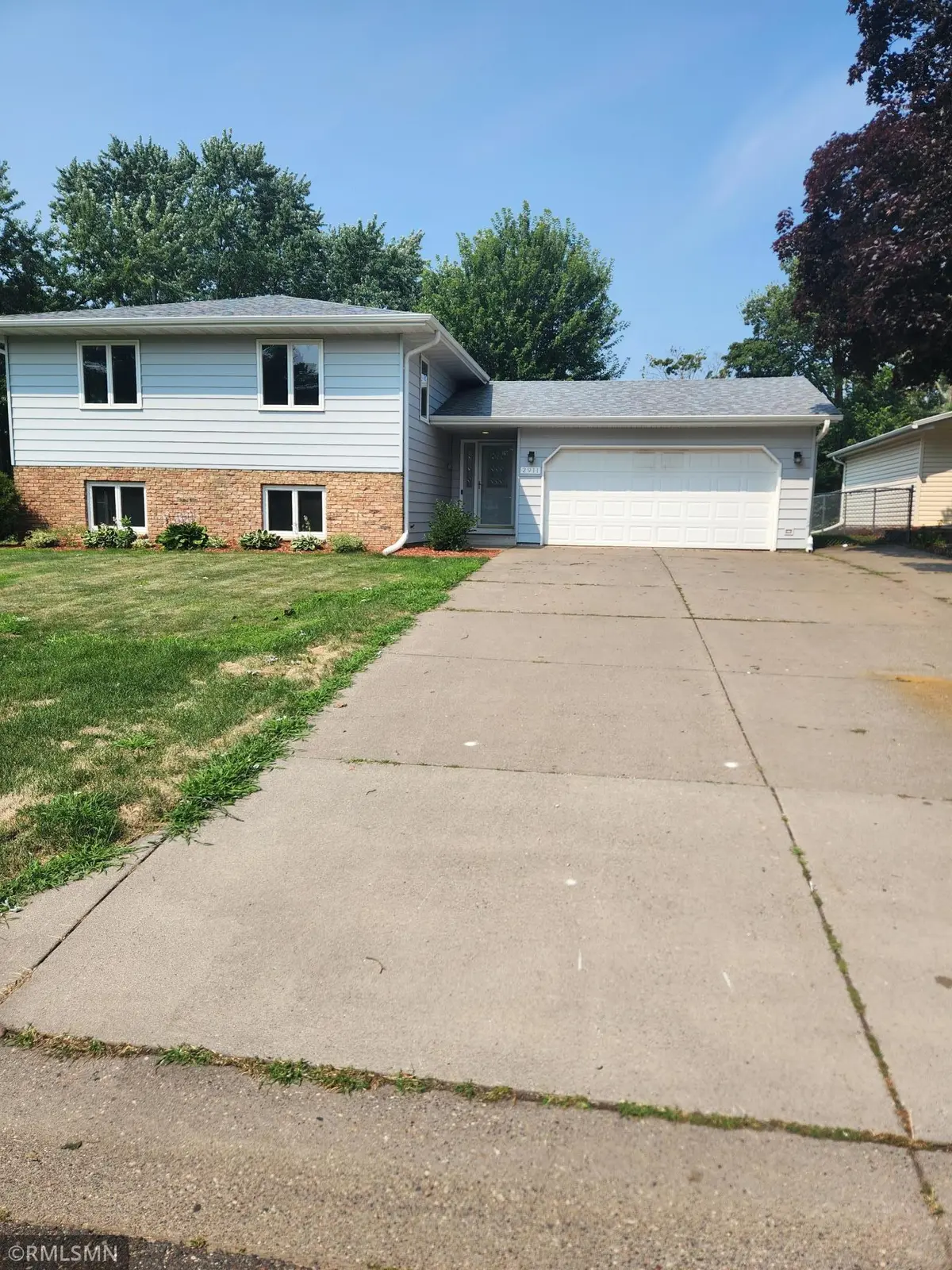 2911 Bartelmy LN, Maplewood, MN 55109