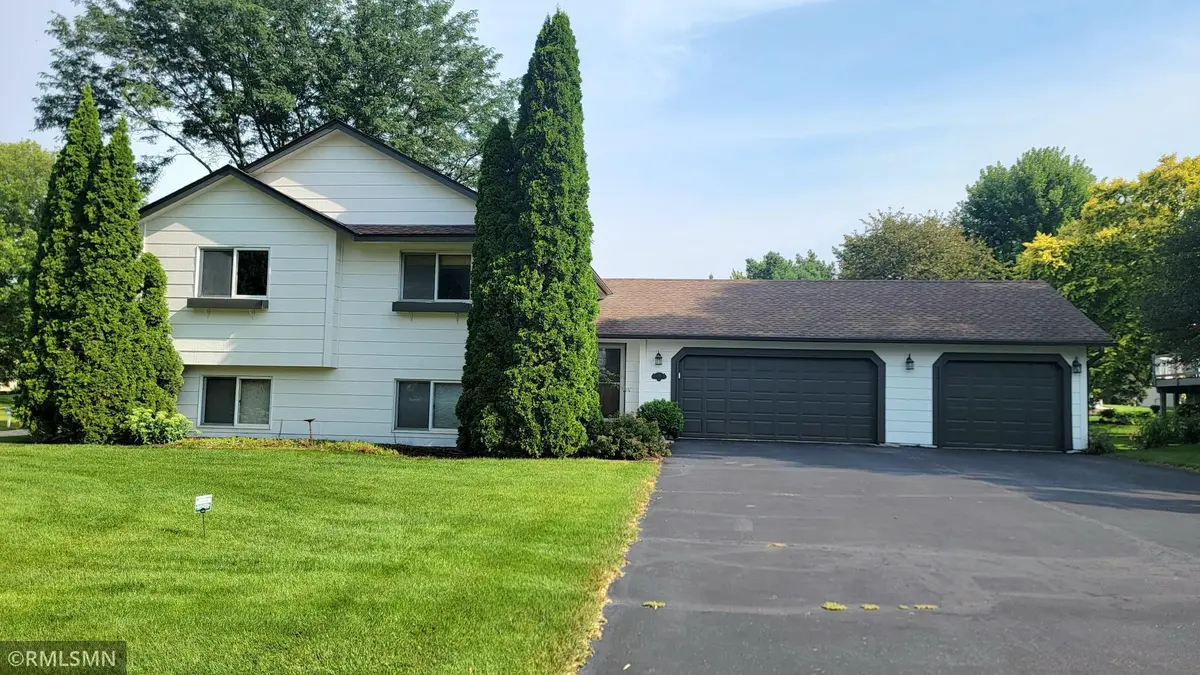 936 Bluff Pointe DR, Chaska, MN 55318