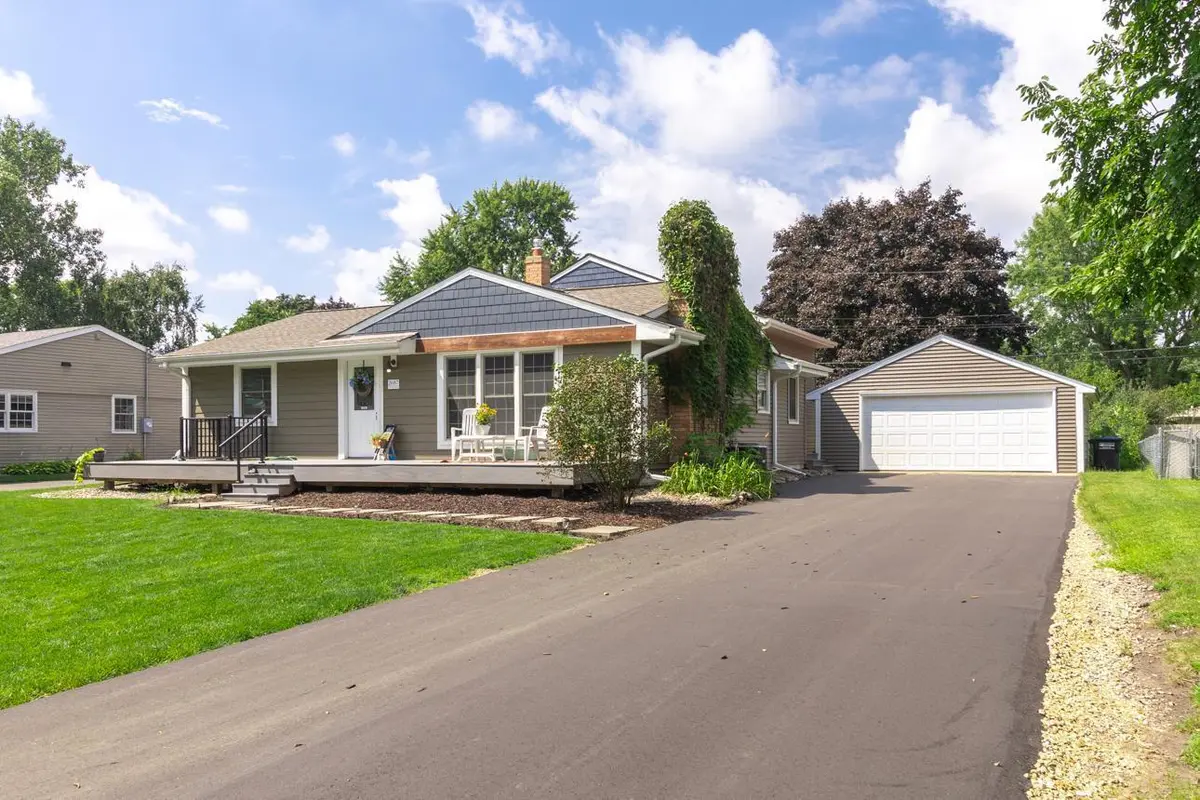 2687 Galtier ST, Roseville, MN 55113