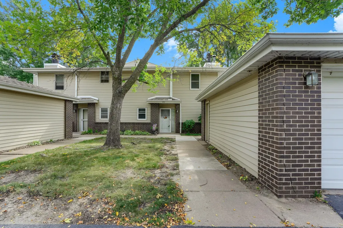 952 E Travelers TRL #50, Burnsville, MN 55337