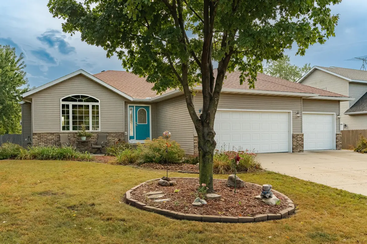 803 Rodeo DR SE, Pine Island, MN 55963