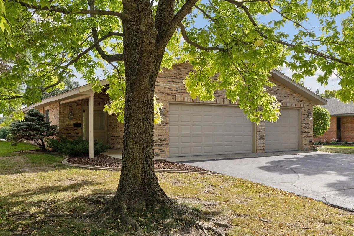 260 Inland LN N, Plymouth, MN 55447