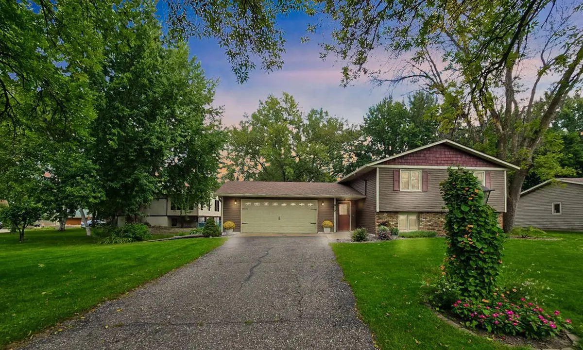 919 15th ST SE, Forest Lake, MN 55025