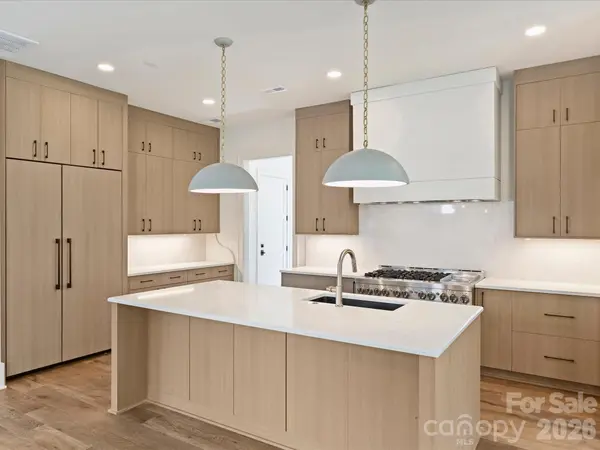 927 Laurel Creek LN, Charlotte, NC 28211