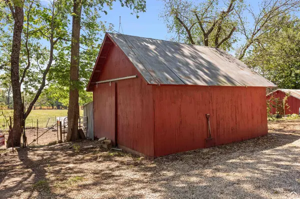 1197 E 100 RD, Berryton, KS 66409