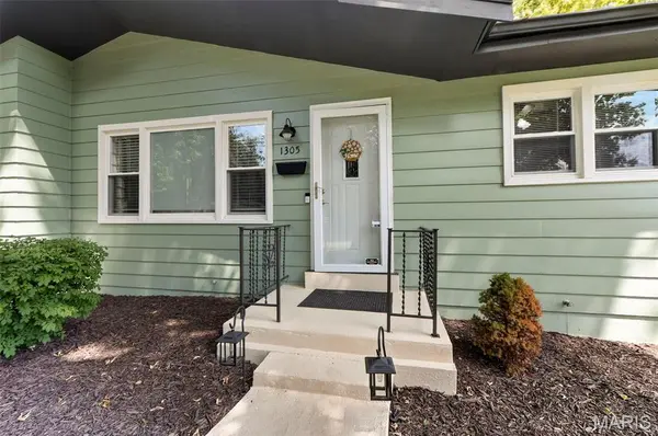 1305 Lindsay LN, Florissant, MO 63031