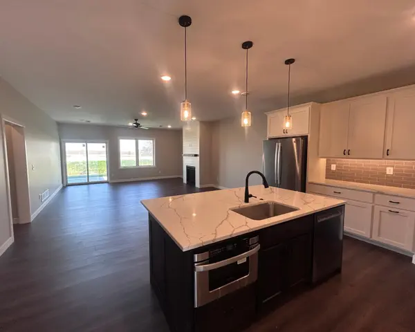 158 Sandstone DR NW, Eyota, MN 55934