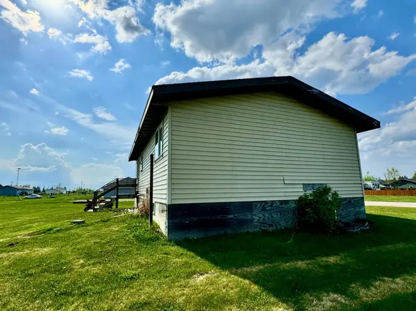 608 Garfield ST SE, Warroad, MN 56763