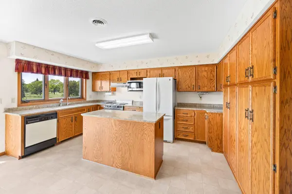 968 Rolling Greens LN NW, Hutchinson, MN 55350