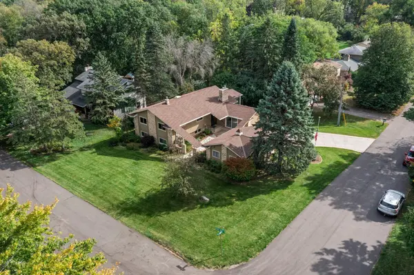 5 Five Oaks LN, Birchwood Village, MN 55110
