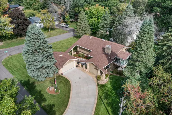 5 Five Oaks LN, Birchwood Village, MN 55110