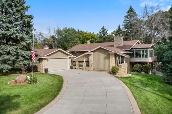 5 Five Oaks LN, Birchwood Village, MN 55110