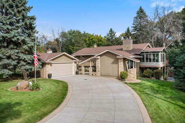 5 Five Oaks LN, Birchwood Village, MN 55110