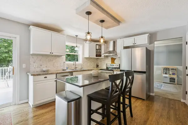 2740 Simons DR, Chaska, MN 55318