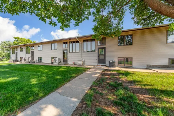 635 5th ST, Windom, MN 56101
