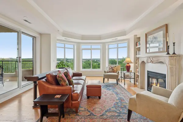 8301 Creekside CIR #570, Bloomington, MN 55437