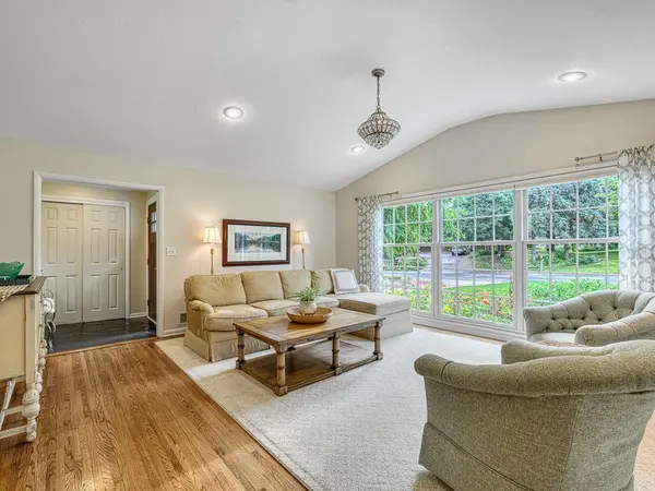 1665 James RD, Mendota Heights, MN 55118