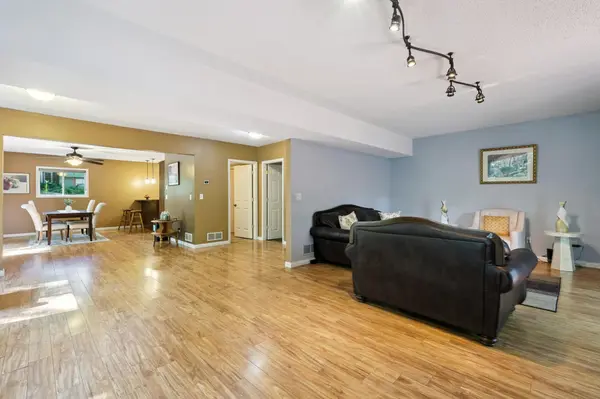 712 Country PL, Burnsville, MN 55337