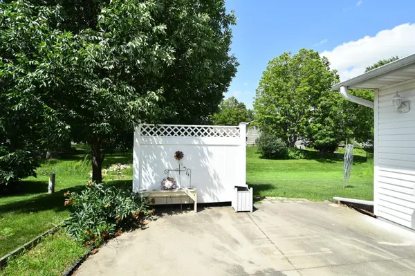 240 6th ST SW, Pine Island, MN 55963