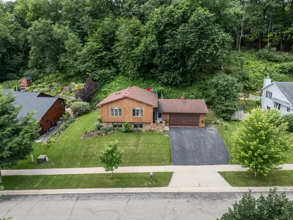 1800 Baihly Hills DR SW, Rochester, MN 55902