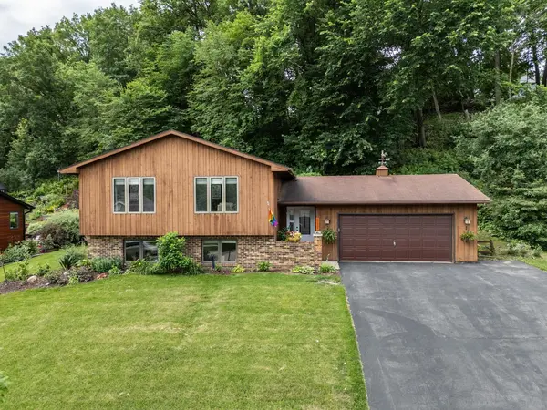 1800 Baihly Hills DR SW, Rochester, MN 55902