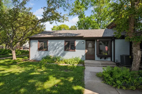 4944 Grenwich TRL N,  Oakdale,  MN 55128
