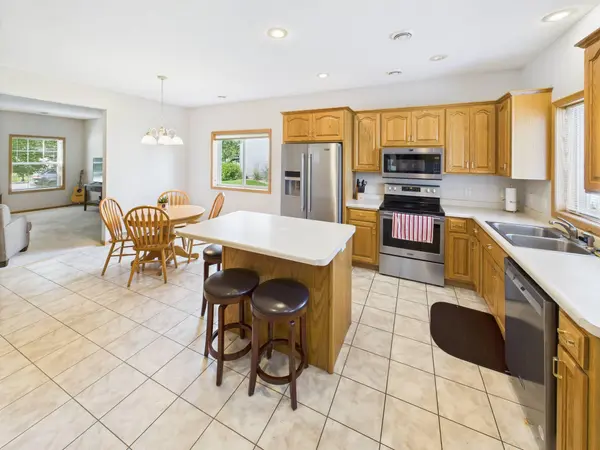 1753 Knottingham DR, Sartell, MN 56377