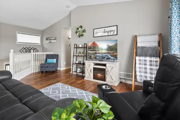 137 Hickory LN E, Shakopee, MN 55379
