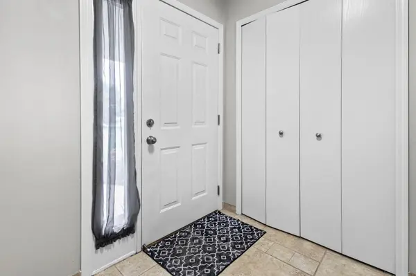 137 Hickory LN E, Shakopee, MN 55379