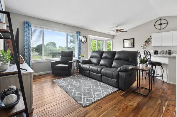 137 Hickory LN E, Shakopee, MN 55379