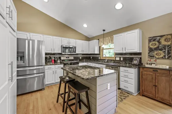 2567 Bridle Creek TRL, Chanhassen, MN 55317