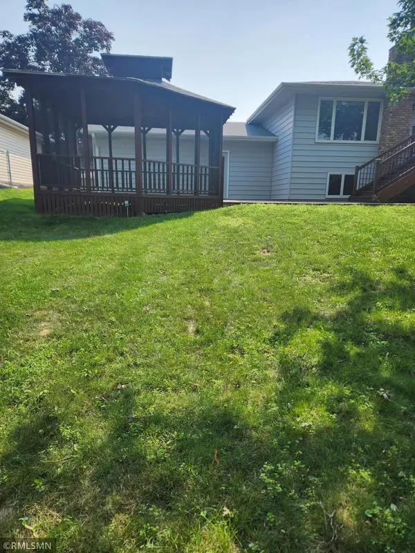 2911 Bartelmy LN, Maplewood, MN 55109