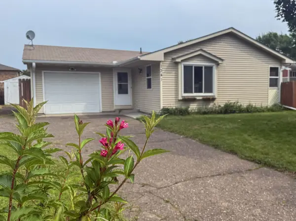 1341 Carriage Hills DR S, Cambridge, MN 55008