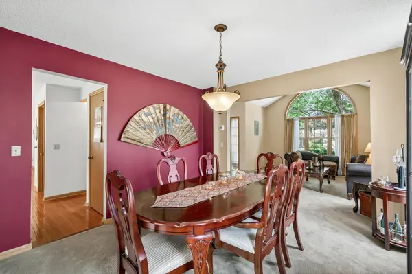 2136 Parkview LN, Woodbury, MN 55125