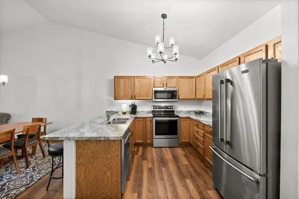 617 Meadow LN, Norwood Young America, MN 55397