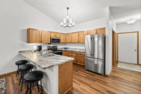 617 Meadow LN, Norwood Young America, MN 55397