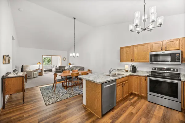 617 Meadow LN, Norwood Young America, MN 55397