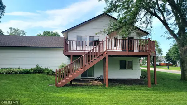 936 Bluff Pointe DR, Chaska, MN 55318