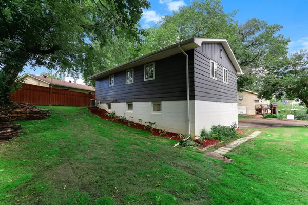 2757 Anglessly LN, Mound, MN 55364