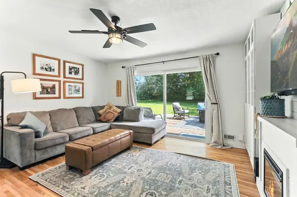 1015 Lowell DR, Apple Valley, MN 55124