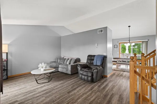 800 Beech LN S, Annandale, MN 55302